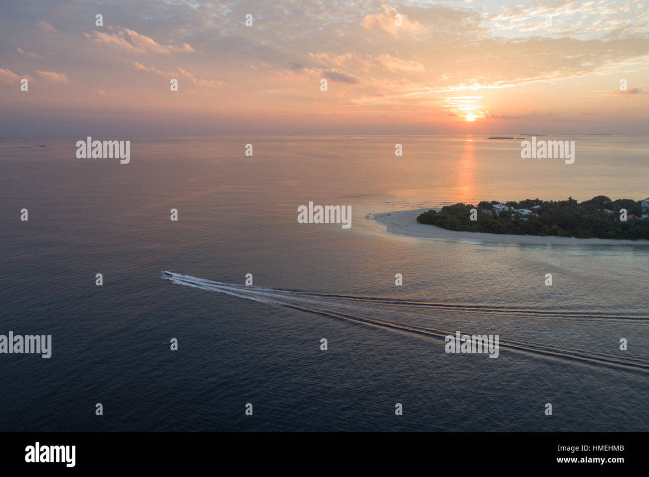 Luftaufnahme auf maledivischen Insel Ukulhas bei Sonnenuntergang Stockfoto