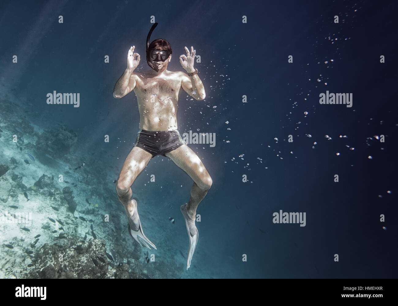 Schnorcheln Mann posiert unter Wasser Stockfoto