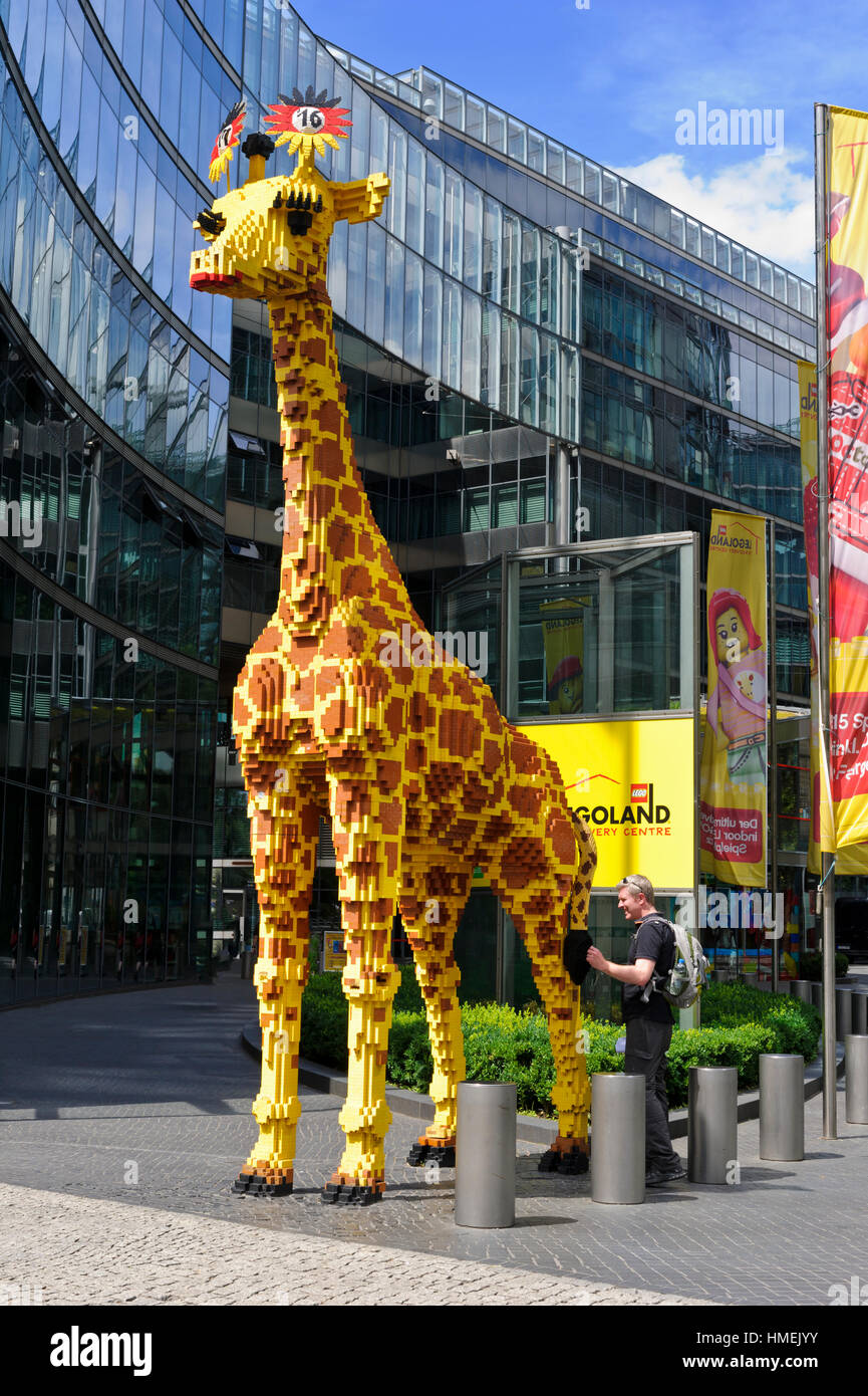 Eine lebensgroße LEGO Giraffe vor dem LEGO-Museum in Postdamer Platz, Berlin,  Deutschland Stockfotografie - Alamy
