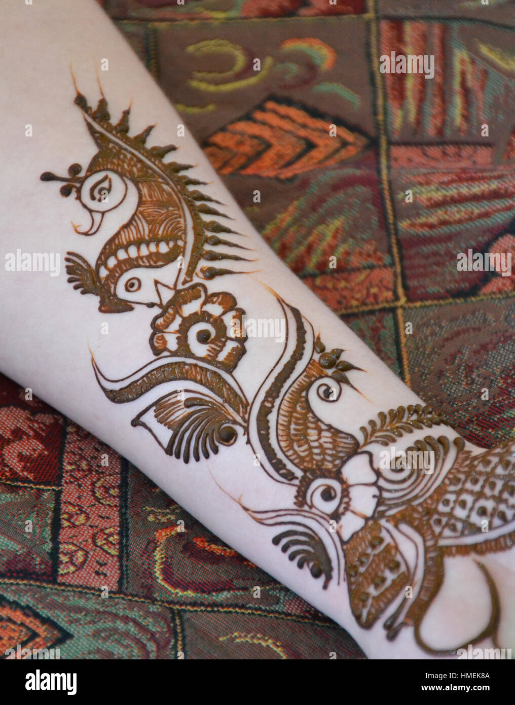 Frau Hände mit Bridal Mehndi tattoo Stockfoto