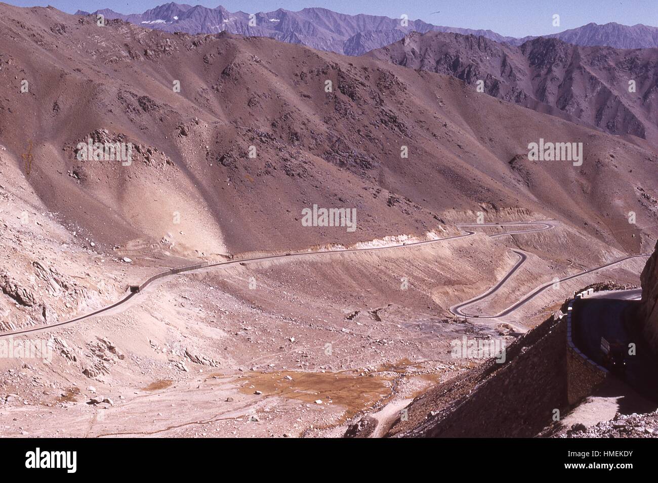 Blick von einer Felswand Straße hinunter ins Tal unten, außerhalb von Kabul, Afghanistan. November, 1973. Stockfoto