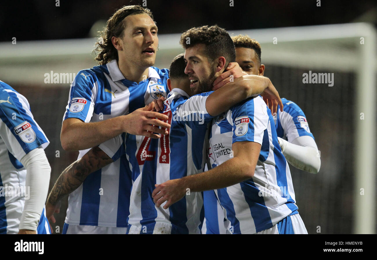 Huddersfield Town Tommy Smith feiert scoring seiner Seite das erste Tor des Spiels während der Himmel Bet Meisterschaftsspiel im Stadion der John Smith, Huddersfield. Stockfoto