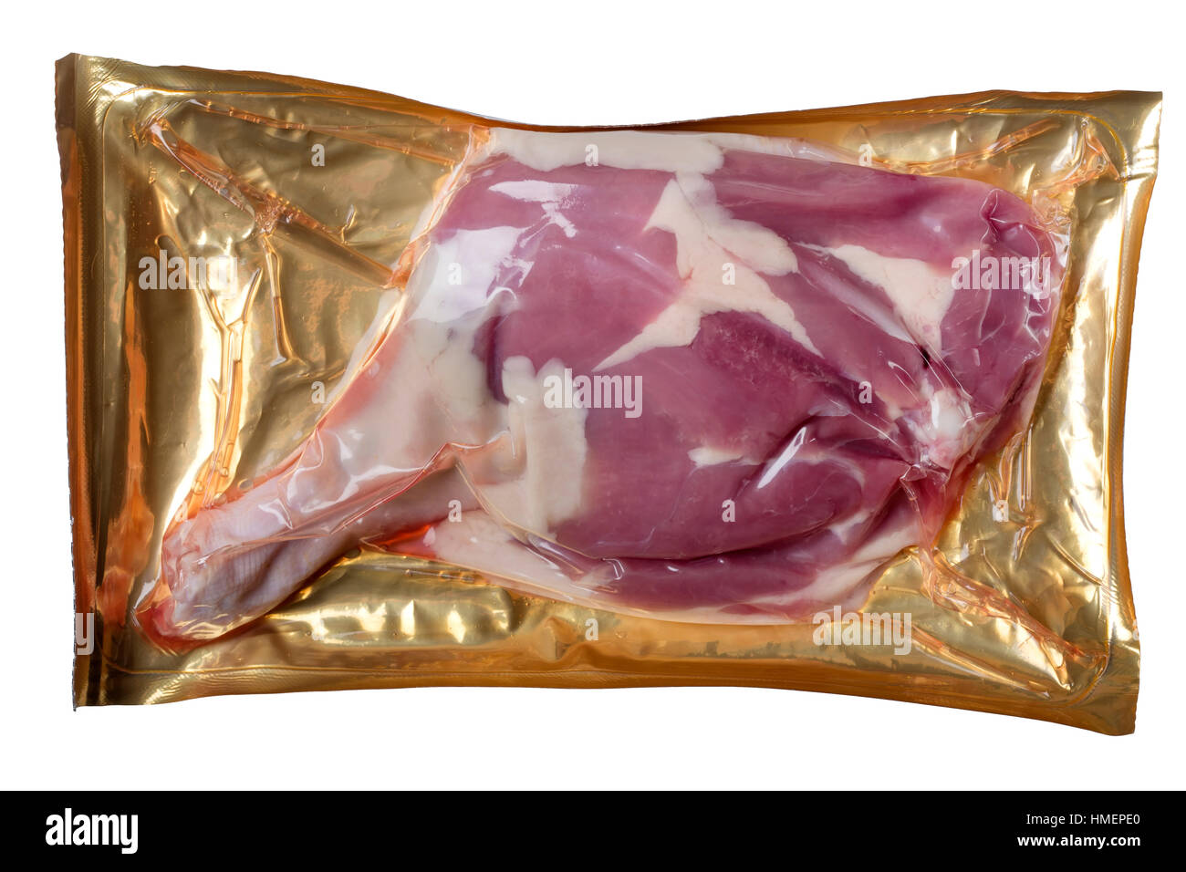 Rohe Ente Keulenfleisch im Vakuum isoliert auf weißem Hintergrund mit Beschneidungspfad enthalten Stockfoto