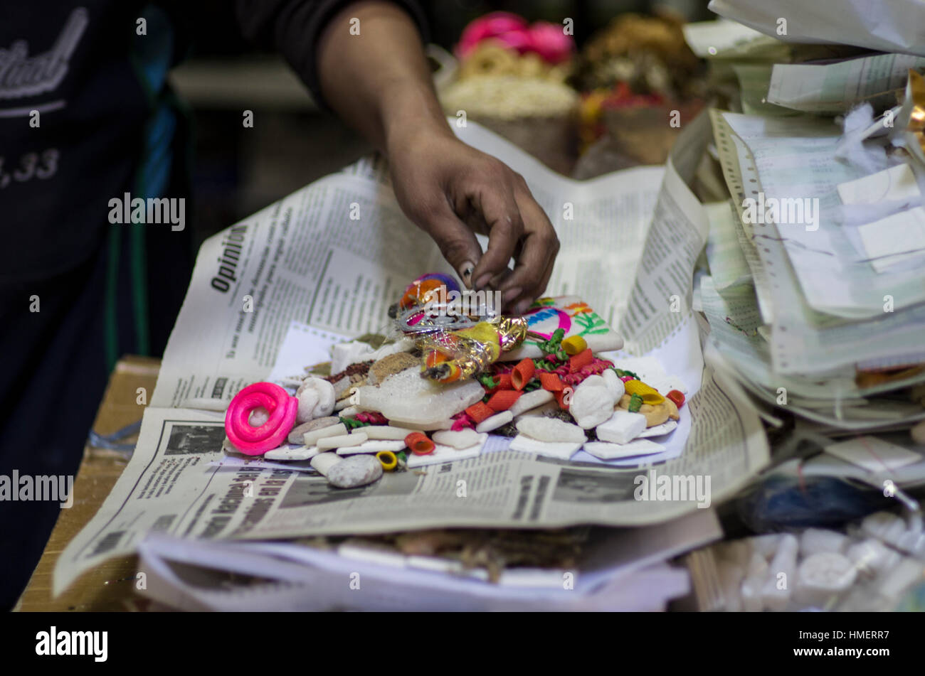 August in La Paz, Bolivien, Hexen oder Chifleras bereiten Sie ein Angebot, eine Mesa, für die Mutter-Gottheit, la Pachamama, mit Zucker-Figuren, eine getrocknete Lama Stockfoto