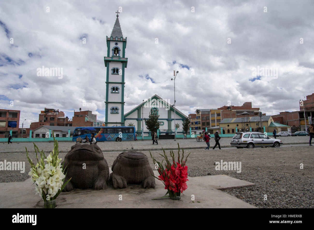 Katholische Kirche in La Paz mit Skulpturen Frosch davor, Hervorhebung Synkretismus in Bolivien sind die Frösche zum Glück nach der tradition Stockfoto