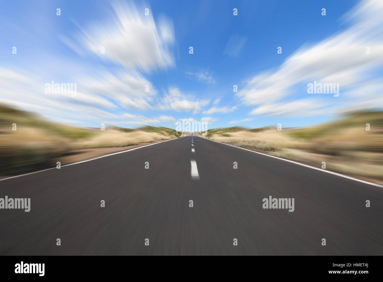 fahren Sie geradeaus auf Autobahn - Bewegungsunschärfe Stockfoto