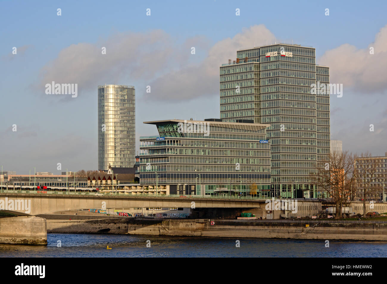 Das berühmte "Koelntriangle"-Hochhaus, Sitz für die Europäische Agentur für Flugsicherheit und ein weiteres Hochhaus Bürogebäude entlang Rhein in Col Stockfoto