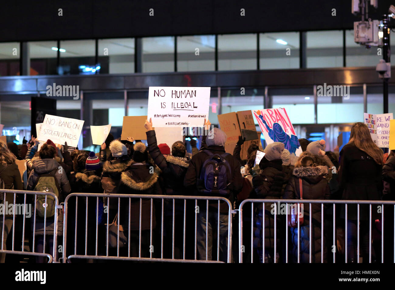 New York, Vereinigte Staaten von Amerika. 1. Februar 2017. Demonstranten hält ein Schild, "Kein Verbot von Stolen Land" bei einer Kundgebung No Ban No Wand für Muslime und Verbündeten in Foley Quadrat außerhalb des Jacob K. Javits Federal Building. Bildnachweis: Robert K. Chin Credit: Robert K. Chin/Pacific Presse/Alamy Live-Nachrichten Stockfoto
