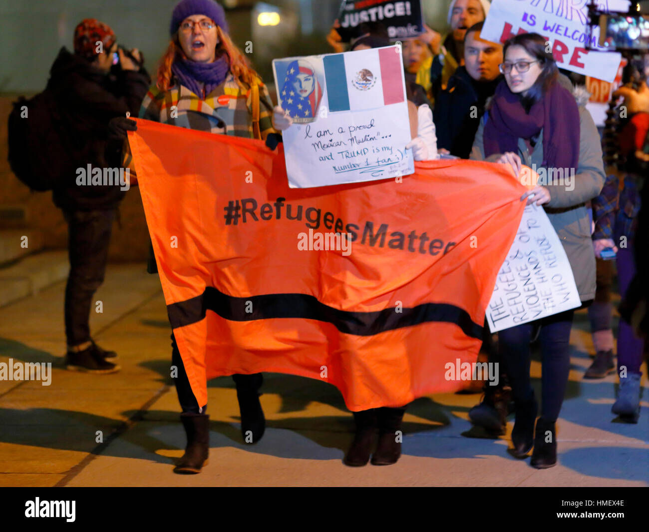 New York, Vereinigte Staaten von Amerika. 1. Februar 2017. Demonstranten hält ein Schild, "Kein Verbot von Stolen Land" bei einer Kundgebung No Ban No Wand für Muslime und Verbündeten in Foley Quadrat außerhalb des Jacob K. Javits Federal Building. Bildnachweis: Robert K. Chin Credit: Robert K. Chin/Pacific Presse/Alamy Live-Nachrichten Stockfoto