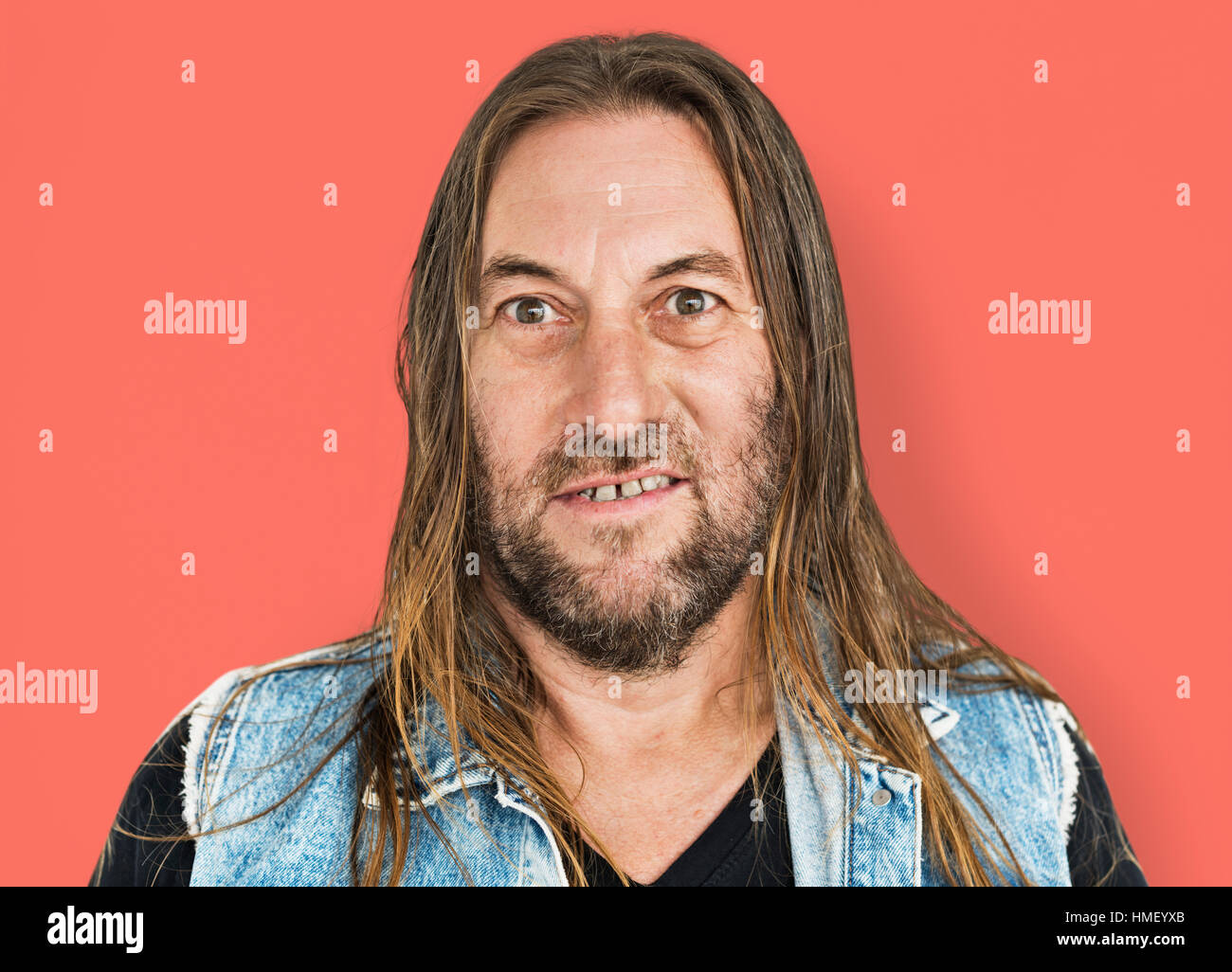 Mann lange Haare Frisur lächelnd Hohn Porträt Konzept Stockfoto