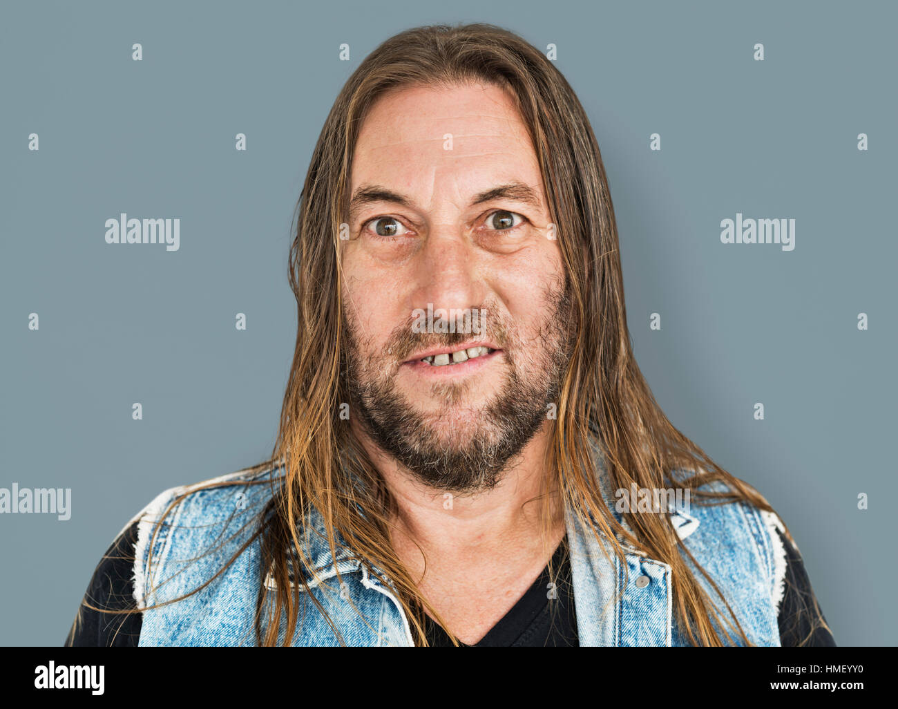 Mann lange Haare Frisur lächelnd Hohn Porträt Konzept Stockfoto