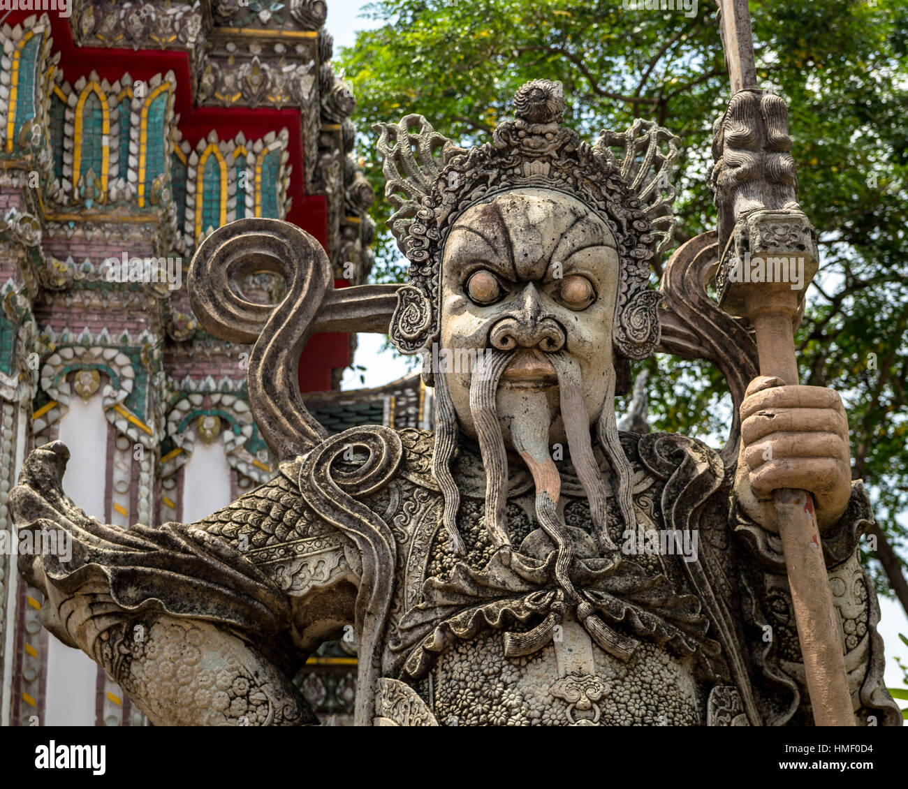 Chinesische Wächter Statue an eines der Tore des Wat Pho in Bangkok (Thailand) Stockfoto