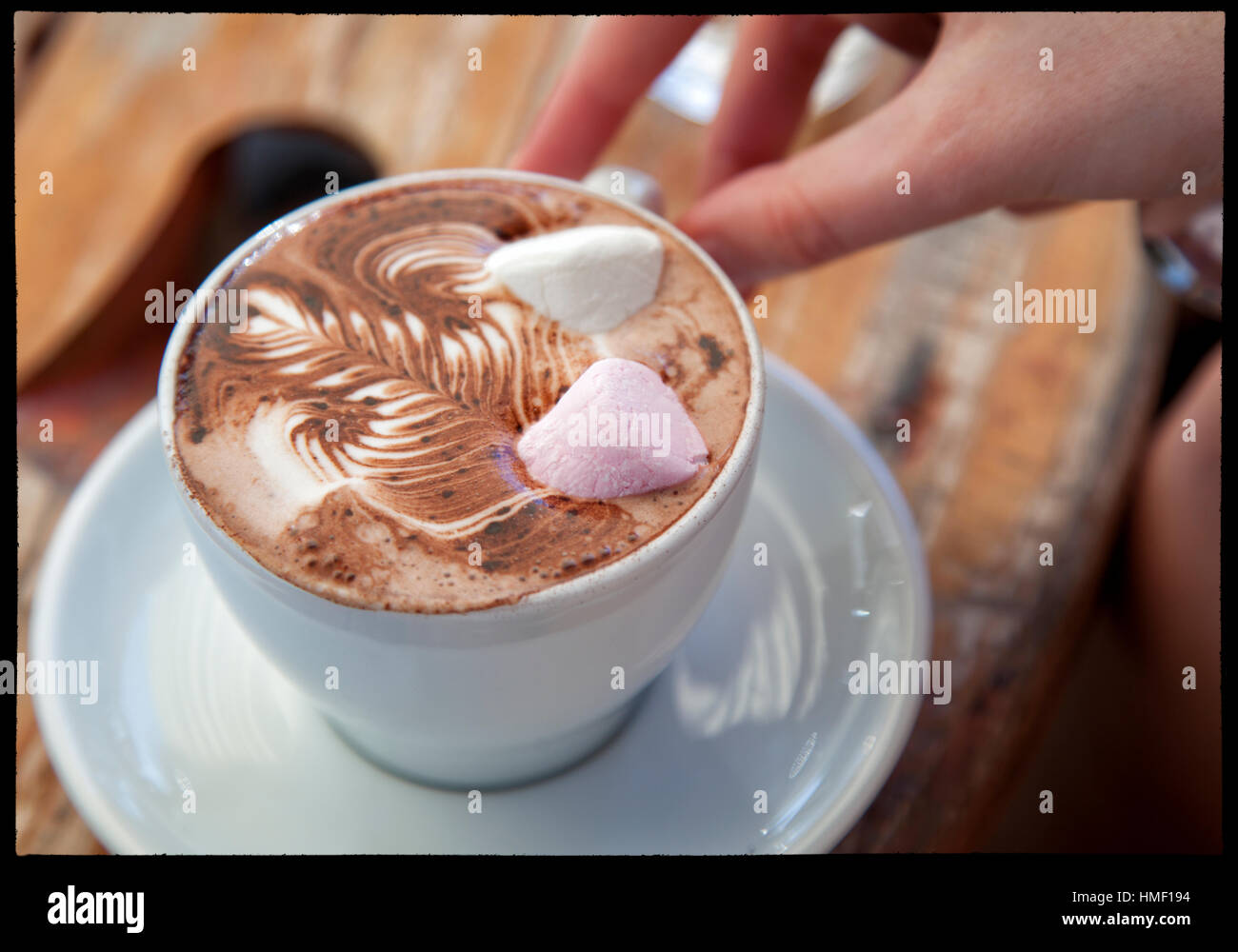 A perfekt gemacht heißen Schokolade mit Marshmallows auf einem rustikalen Cafétisch Stockfoto