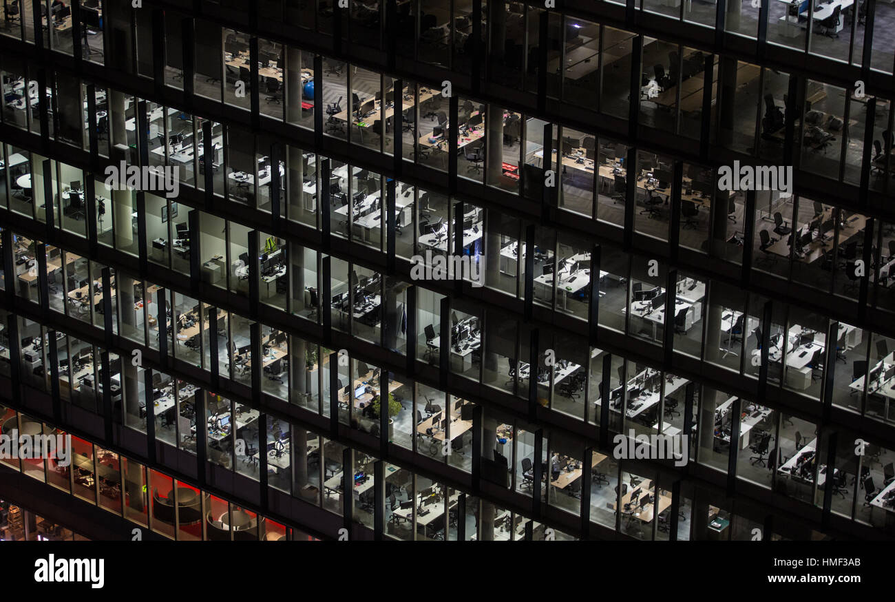 Büros sind von oben gesehen in der Nacht in London, Vereinigtes Königreich, Stockfoto