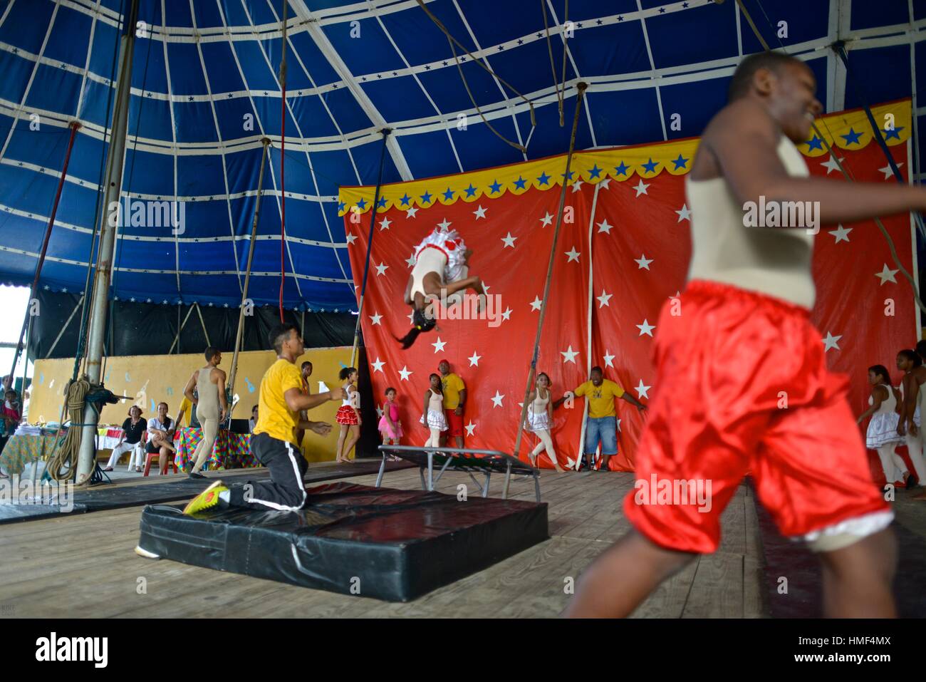 Zirkusschule Escola Picolino de Artes tun Circo, ein Projekt mit niedrigem Einkommen Kinder geben ihnen Fähigkeiten zu Zirkusartisten. Stockfoto