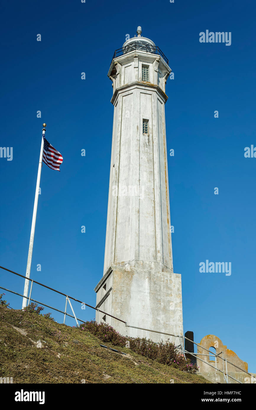 Leuchtturm und American flag, Alcatraz Island, San Francisco, Kalifornien, USA Stockfoto