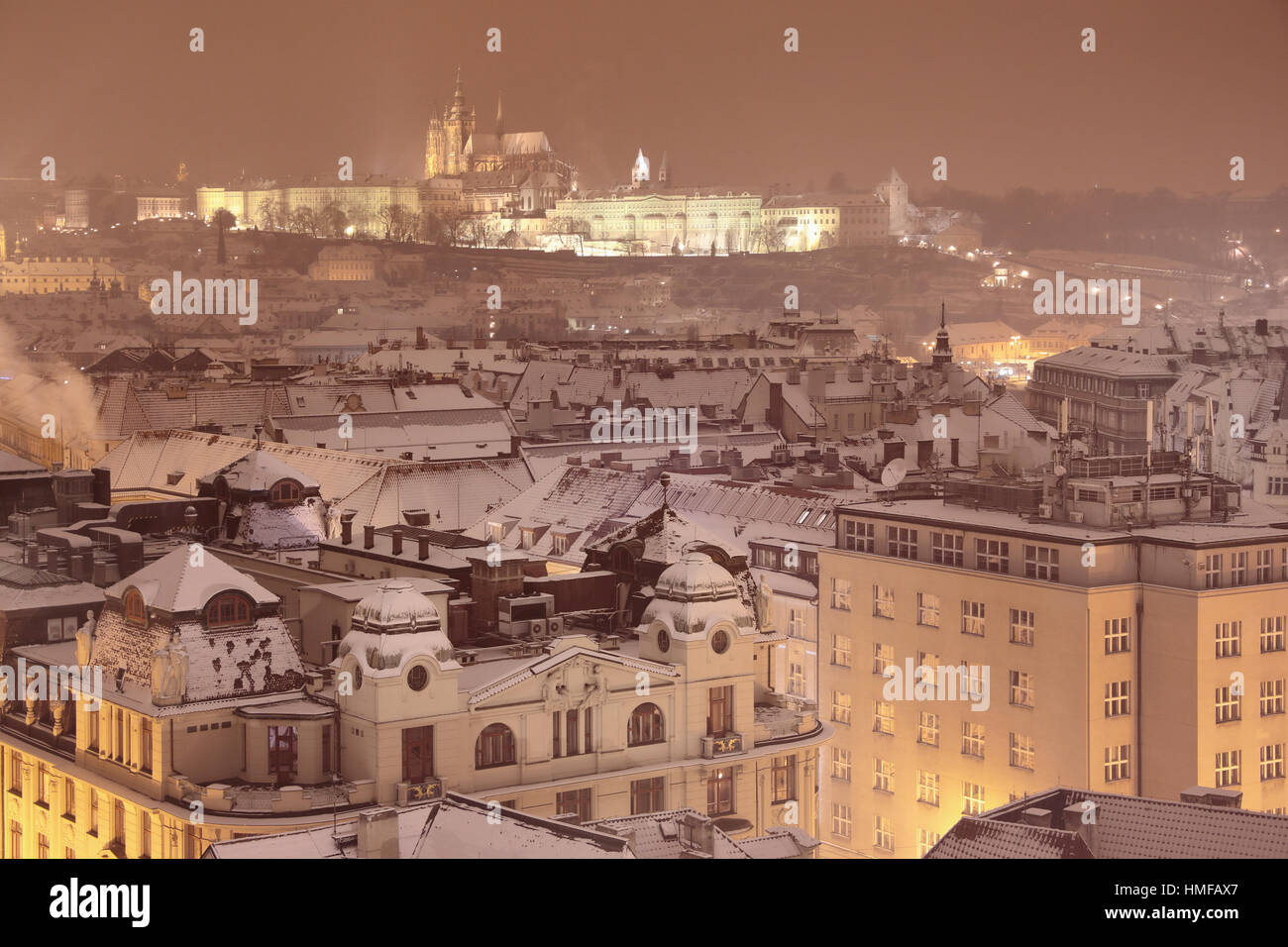 Nacht-Winter-Prag, das Schloss und St.-Veits-Dom. Verschneite Dächer der Altstadt, im Hintergrund Prager Burg. Tschechische Republik Stockfoto