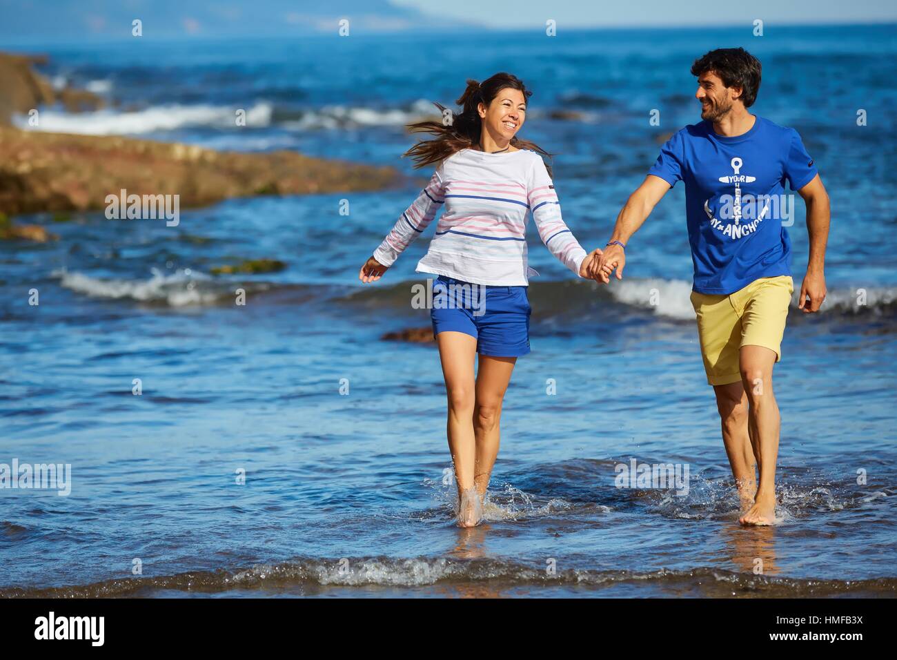 Paar am Strand, Algorri, Zumaia, Gipuzkoa, Baskenland, Spanien, Europa Stockfoto