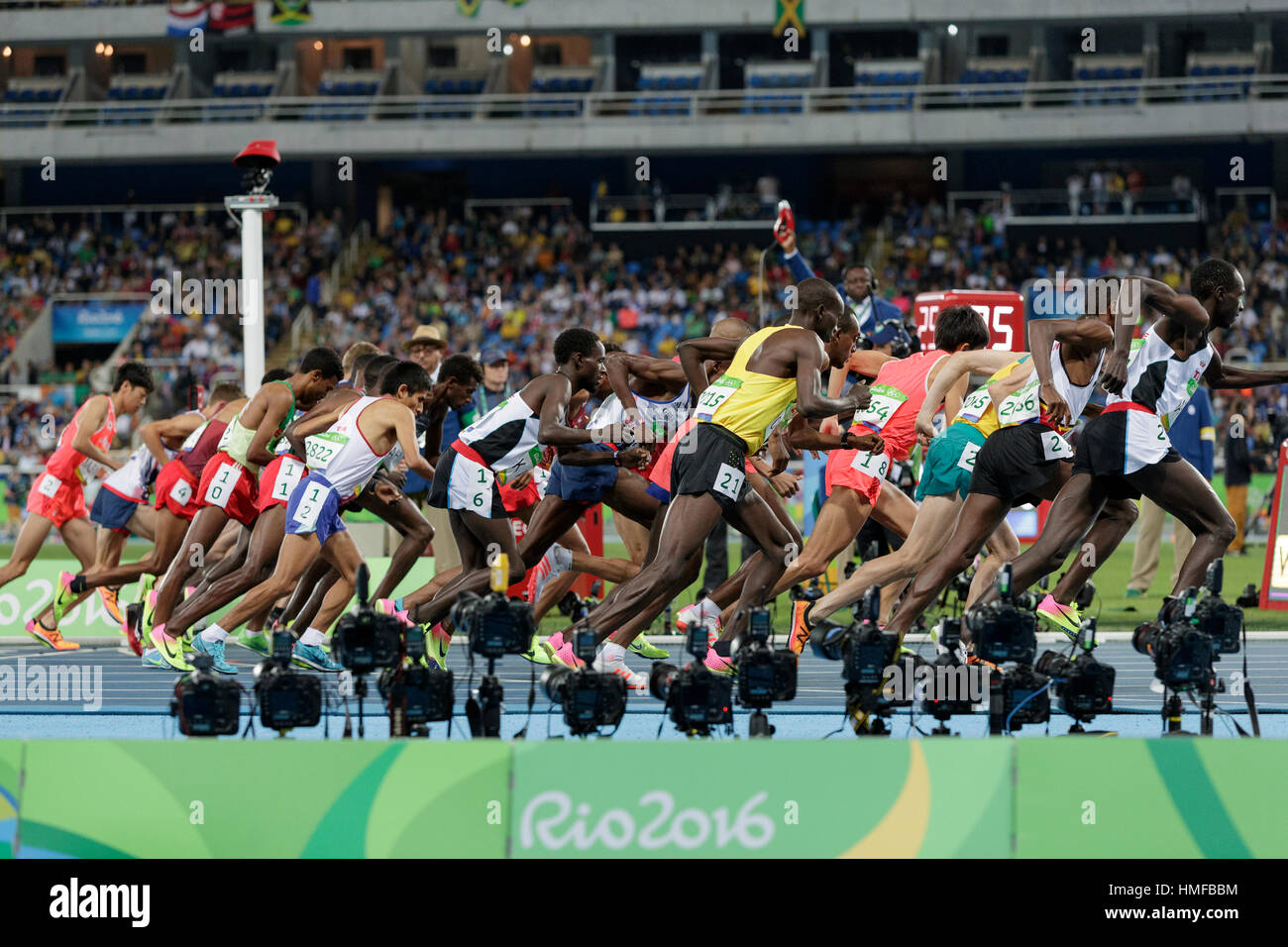 Start der Männer 10.000 m bei den Olympischen Sommerspielen 2016. © Paul J. Sutton/PCN-Fotografie. Stockfoto