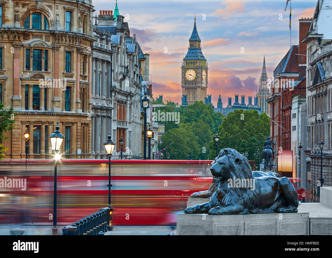 Löwen London Trafalgar Square und Big Ben Tower im Hintergrund Stockfoto