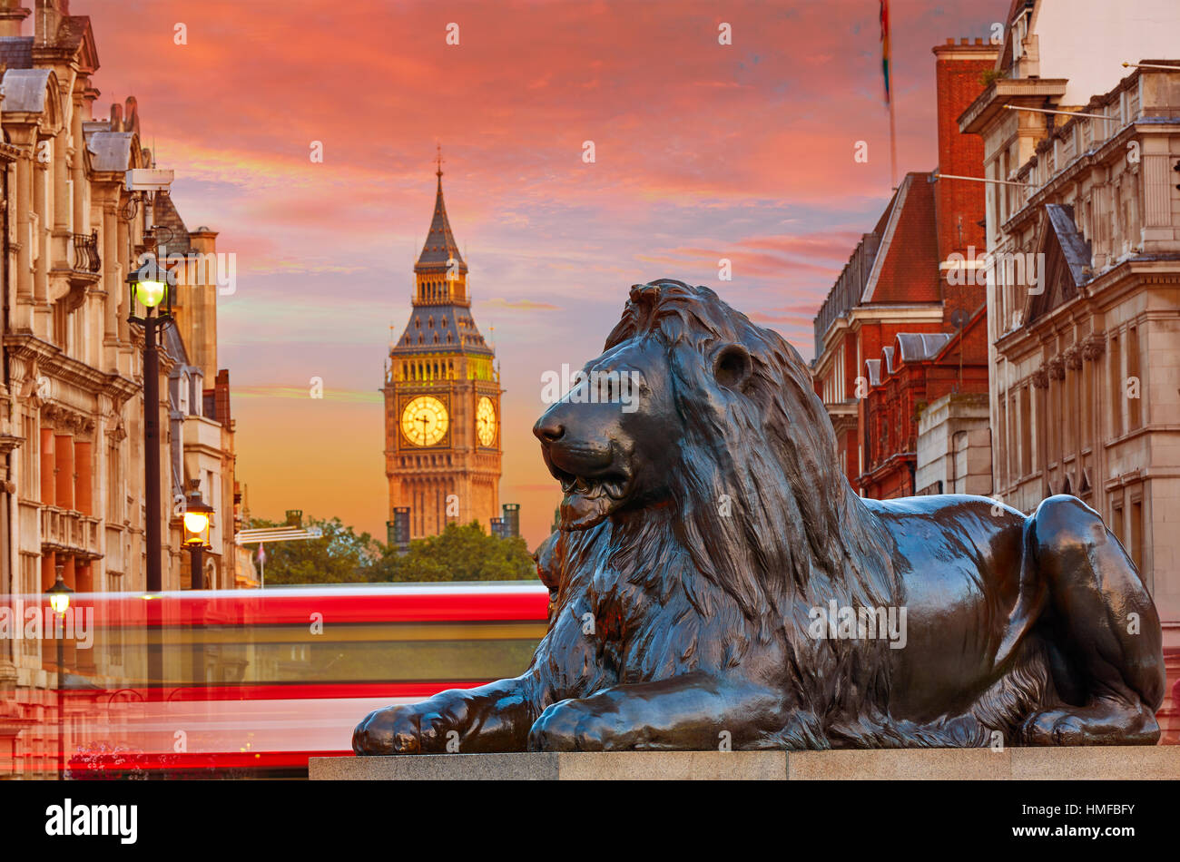 Löwen London Trafalgar Square und Big Ben Tower im Hintergrund Stockfoto