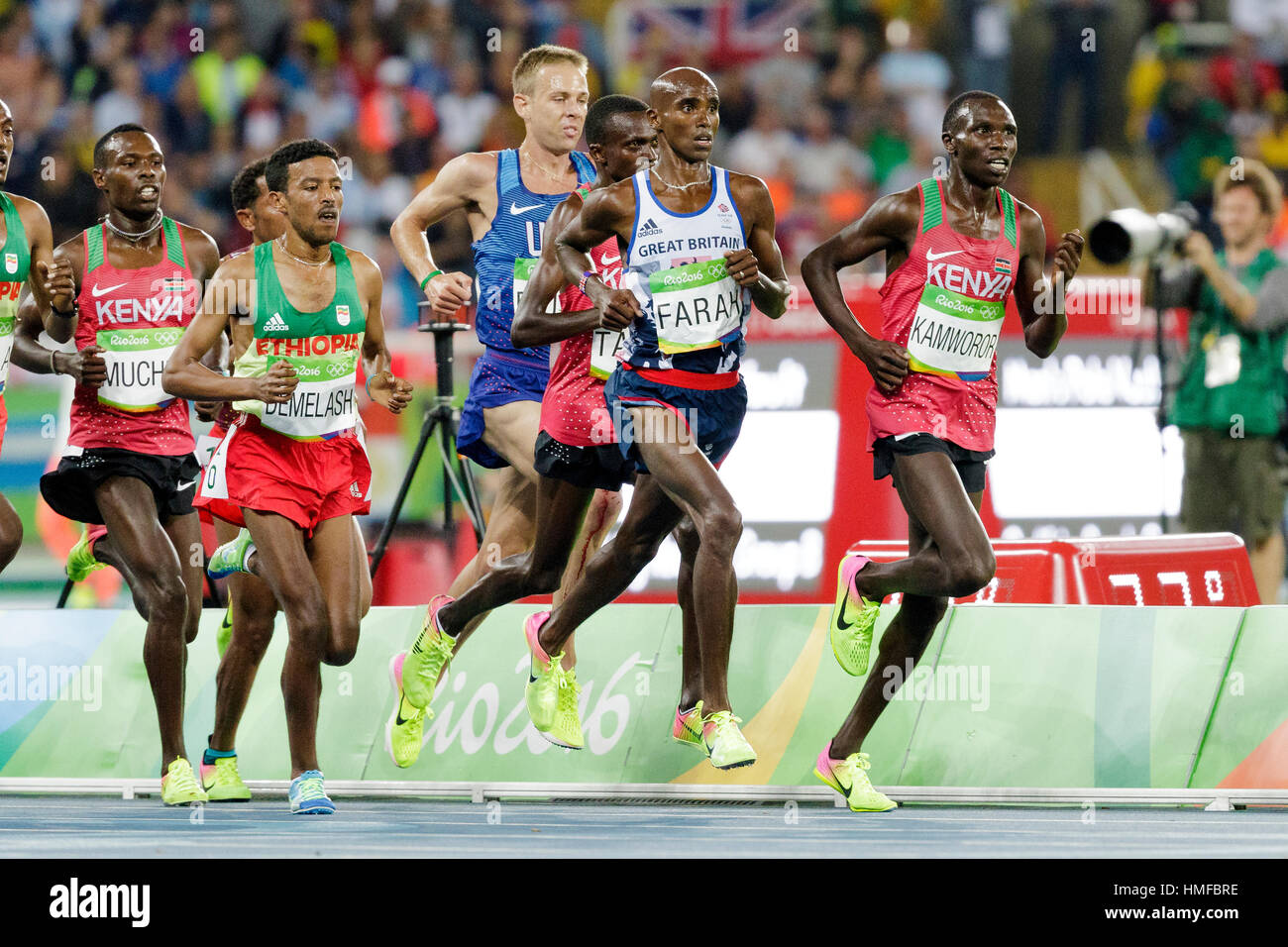 Rio De Janeiro, Brasilien. 13. August 2016. Mo Farah (GBR) gewinnt die Goldmedaille bei der Herren 10.000 m bei den Olympischen Sommerspielen 2016. © Paul J. Sutton/PCN Stockfoto
