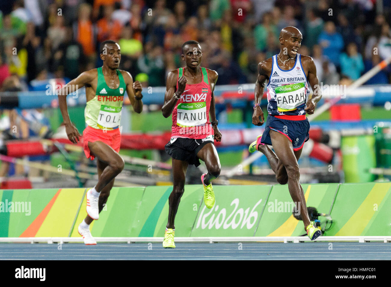 Rio De Janeiro, Brasilien. 13. August 2016. Mo Farah (GBR) gewinnt die Goldmedaille bei der Herren 10.000 m bei den Olympischen Sommerspielen 2016. © Paul J. Sutton/PCN Stockfoto
