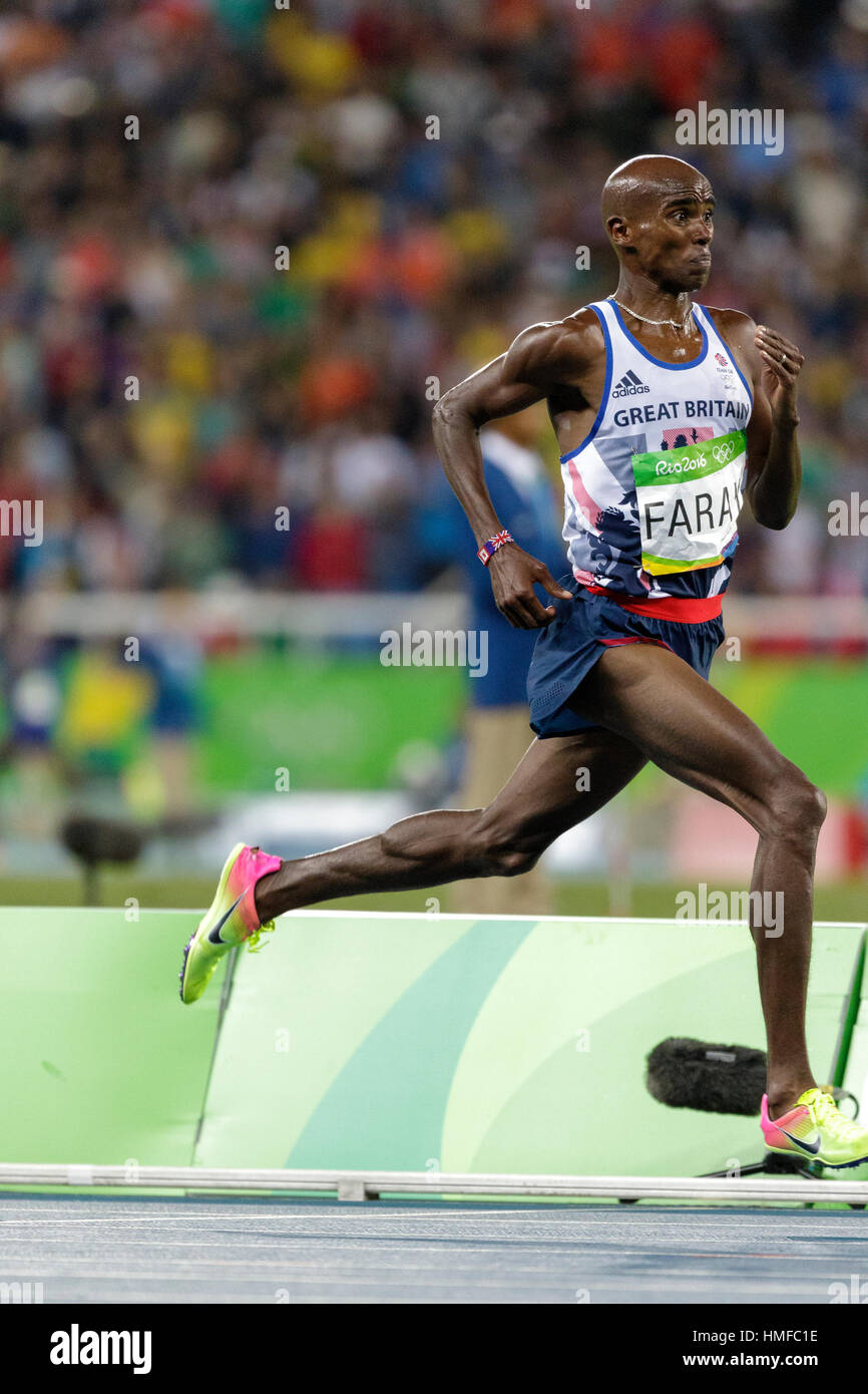 Rio De Janeiro, Brasilien. 13. August 2016. Mo Farah (GBR) gewinnt die Goldmedaille bei der Herren 10.000 m bei den Olympischen Sommerspielen 2016. © Paul J. Sutton/PCN Stockfoto