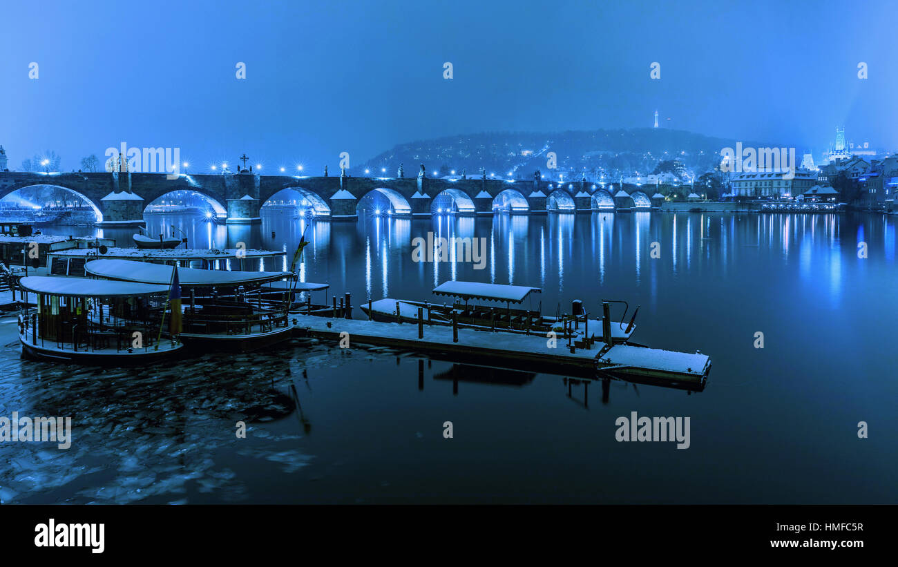 Karlsbrücke im Wintermorgen in blaue Pastelltöne, Prag, Tschechische Republik. Karlsbrücke in eine schöne Umarmung des Flusses im Winter Eis f Stockfoto