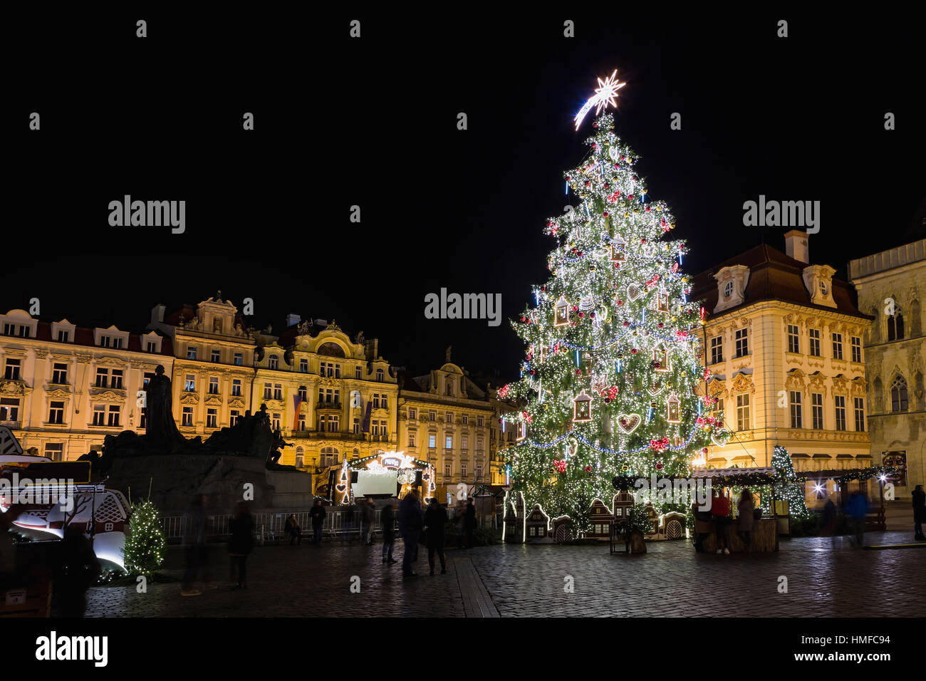 Prager Weihnachtsmarkt auf dem Altstädter Ring. Zentrum von Prag ist UNESCO geschützt. Weihnachtsmarkt in Prag am Abend, Tschechische Republik Stockfoto