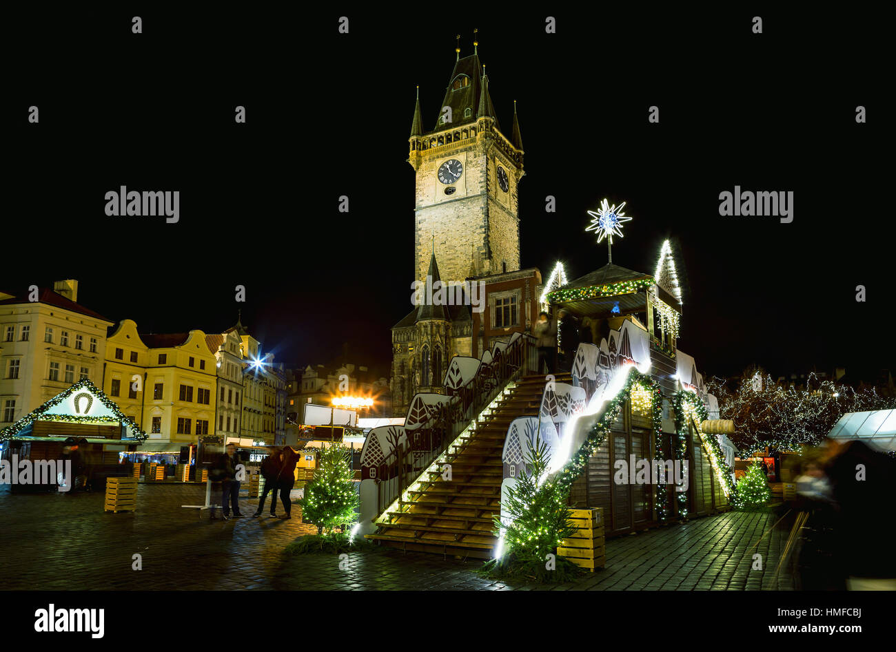 Prager Weihnachtsmarkt auf dem Altstädter Ring. Zentrum von Prag ist UNESCO geschützt. Weihnachtsmarkt in Prag am Abend, Tschechische Republik Stockfoto