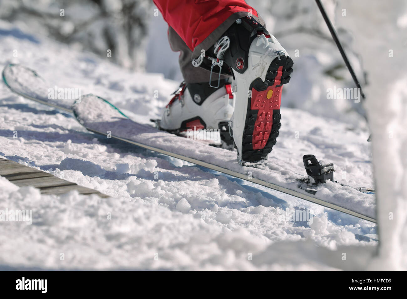 Detailansicht der Skibindungen, Detailansicht Touren Winter Stiefel, alles ist in Bewegung. Stockfoto