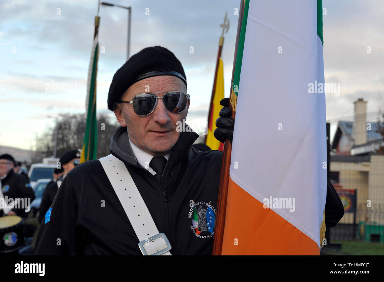 Republikanische tragen die irische Trikolore an der 45. Bloody Sunday jährliche März für Gerechtigkeit in Derry, Londonderry. Stockfoto