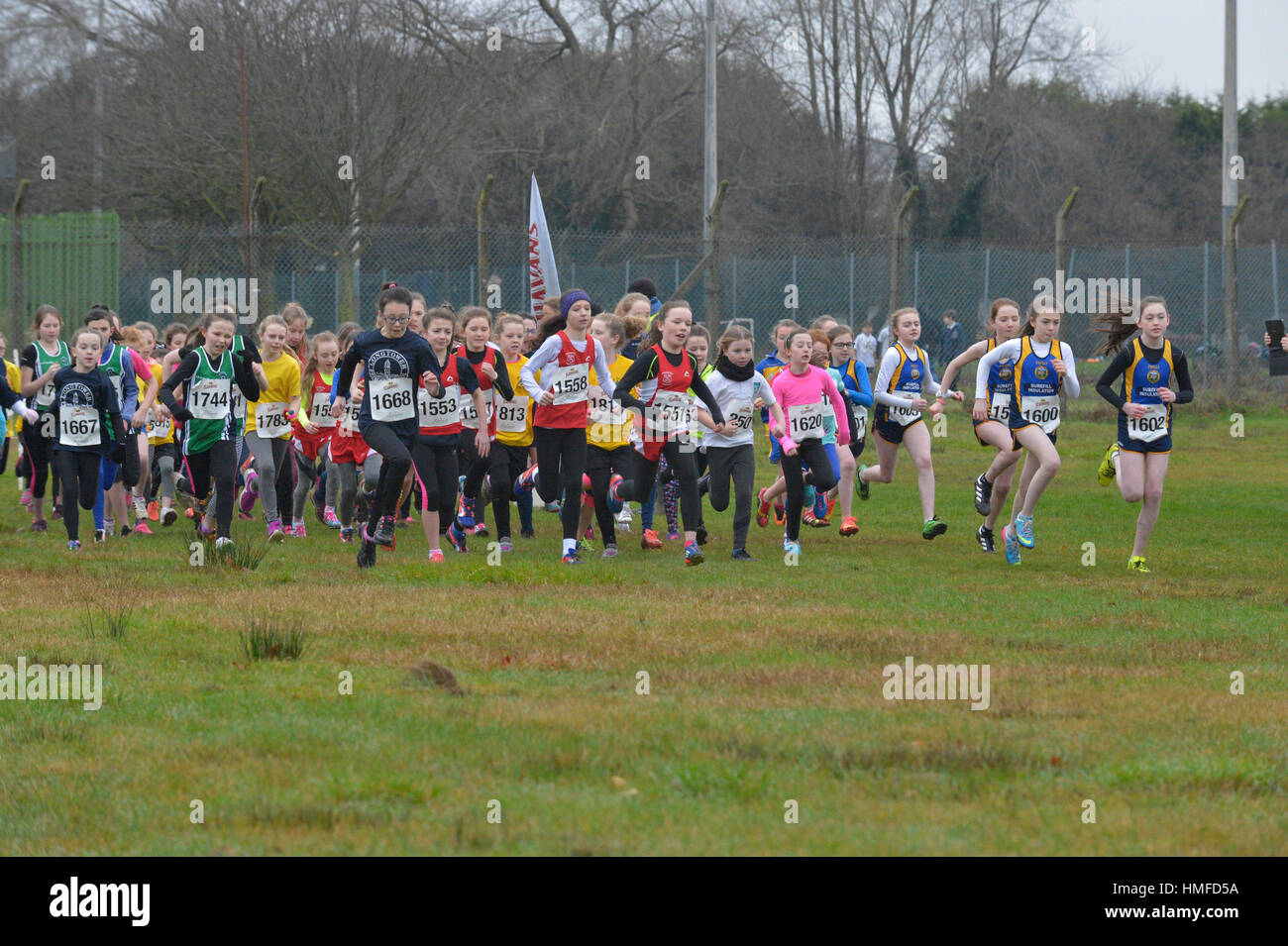 Kinder treten in der Grundschule cross Country Rennen in Derry – Londonderry, Nordirland. Stockfoto