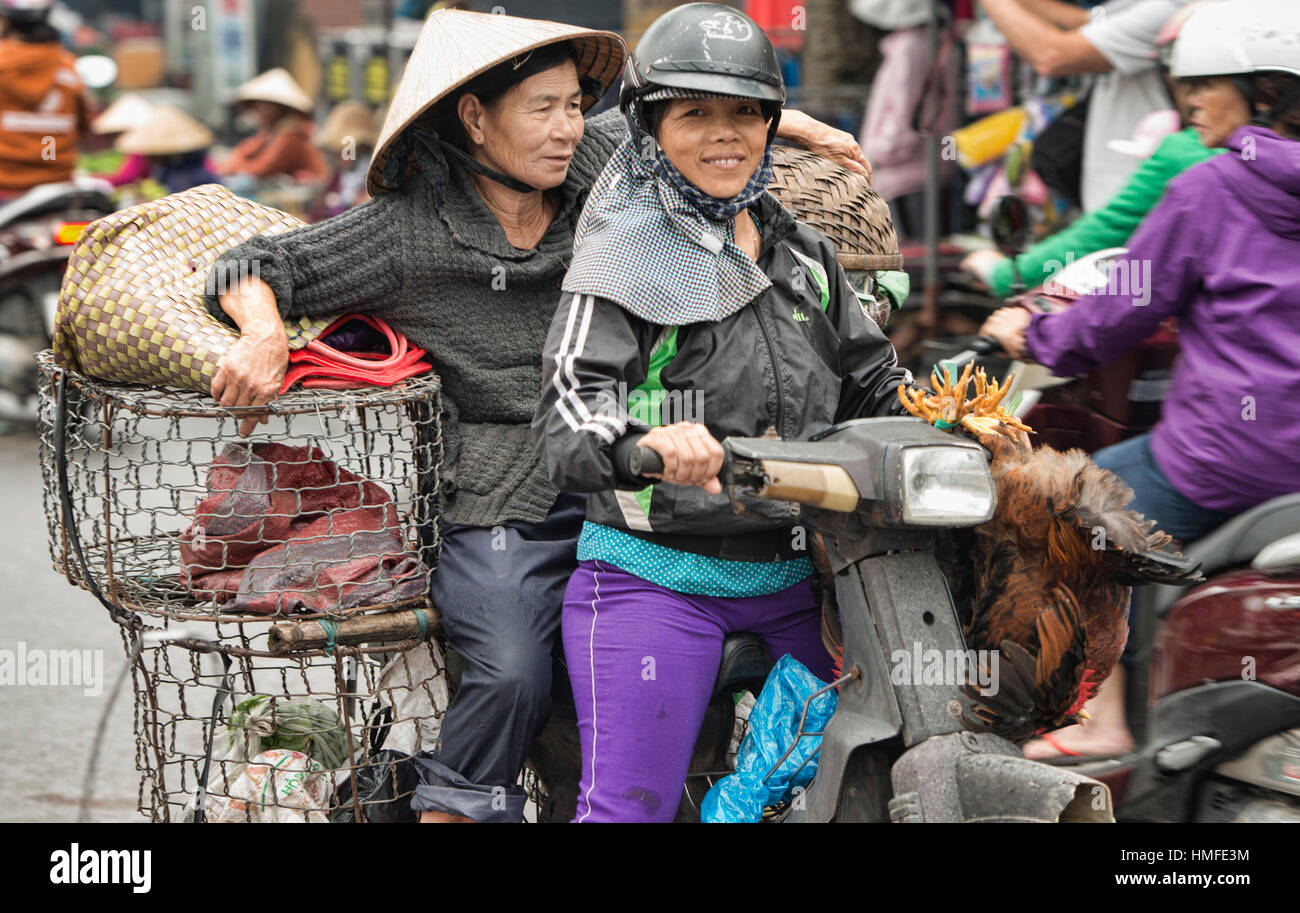 Huhn Anbieter auf Rädern, Central Market, Hoi an, Vietnam Stockfoto