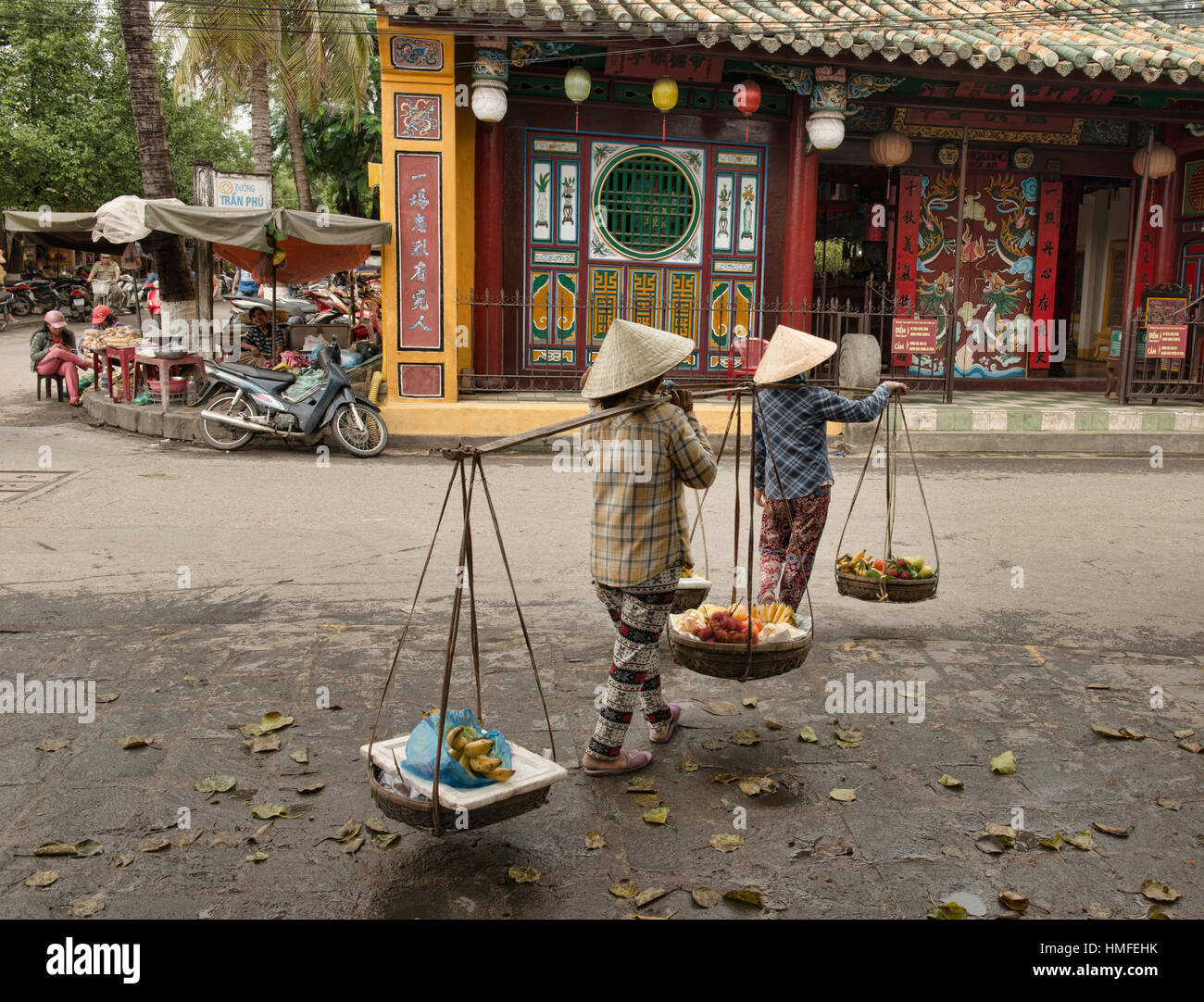 Anbietern vor dem Quan Cong Tempel, Hoi an, Vietnam Stockfoto