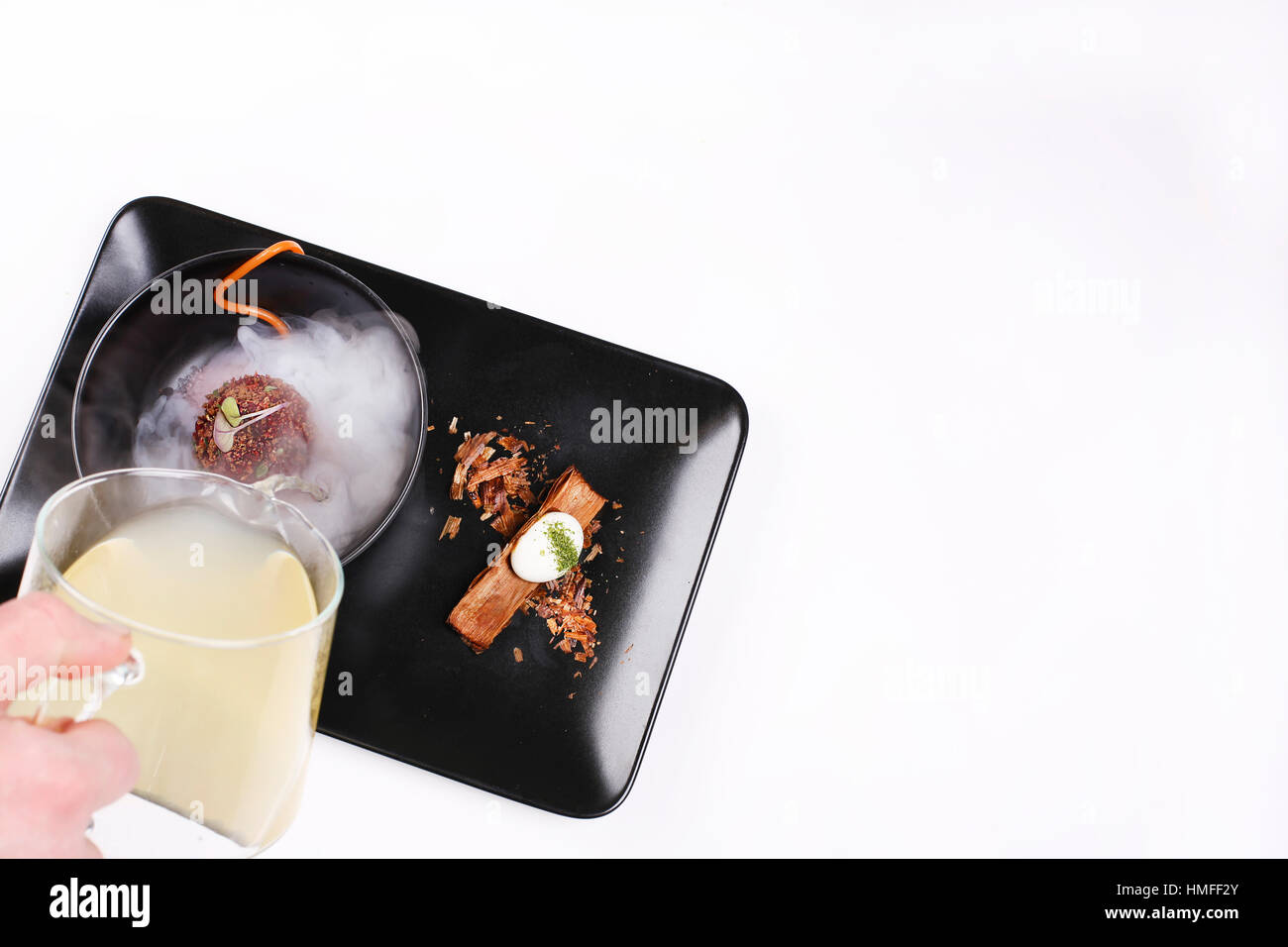 Die molekulare Küche. Köstliche Suppe mit rote Beete. Stockfoto