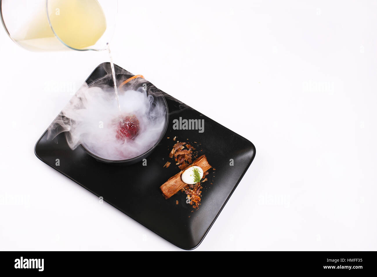 Die molekulare Küche. Köstliche Suppe mit rote Beete. Stockfoto