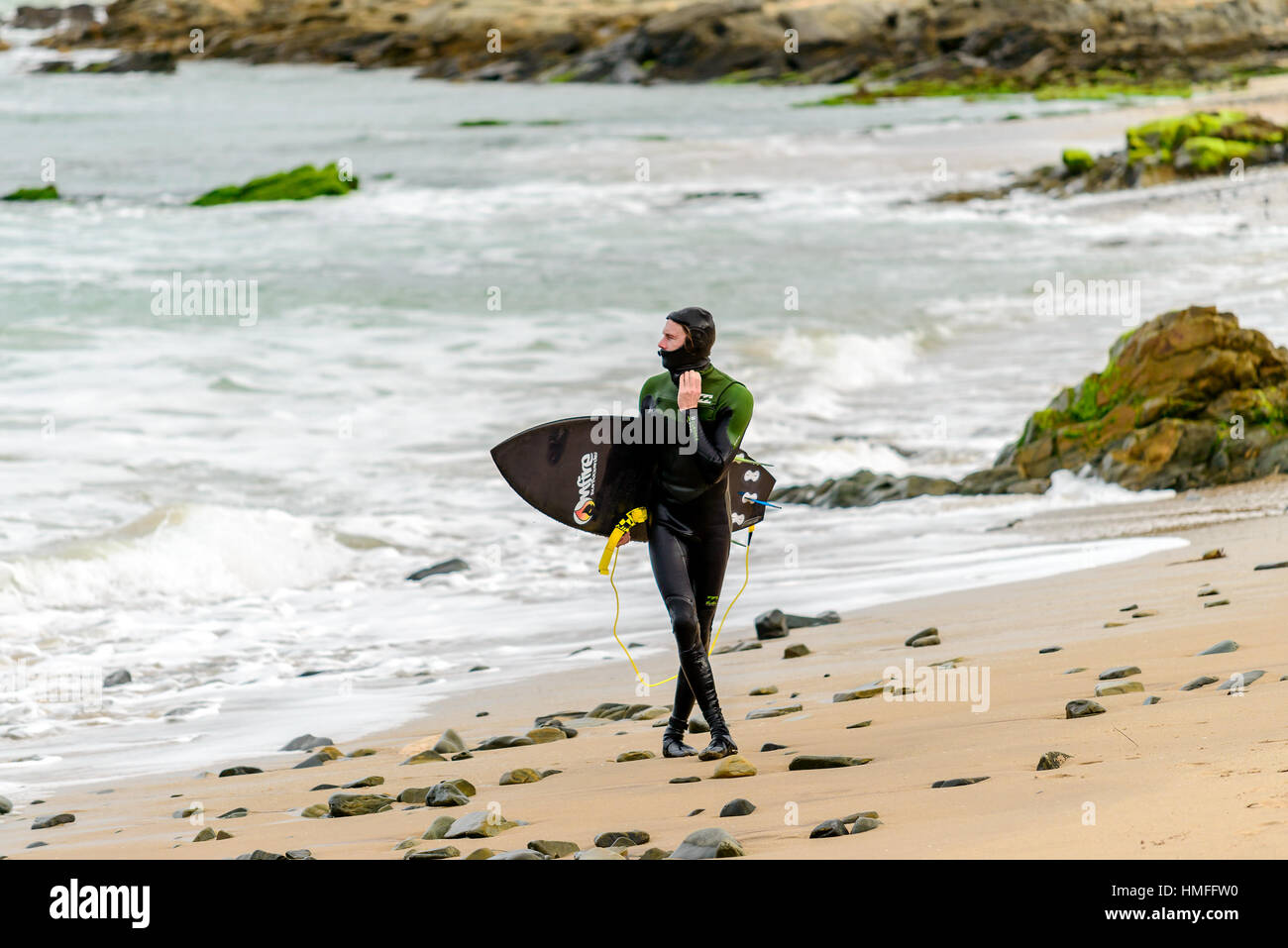 Middleton, Australien - 14. August 2016: Surfer hält seine Surf-Board bei Middleton Beach an einem Tag. Middleton ist einer der bekanntesten Orte für s Stockfoto