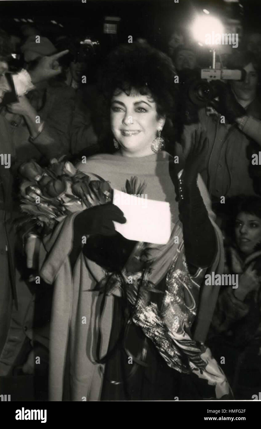 Elizabeth Taylor kommt an 'd The Mirror Crack' New York City Premiere 15.12.1980 - Ziegfield Theater New York City. Stockfoto