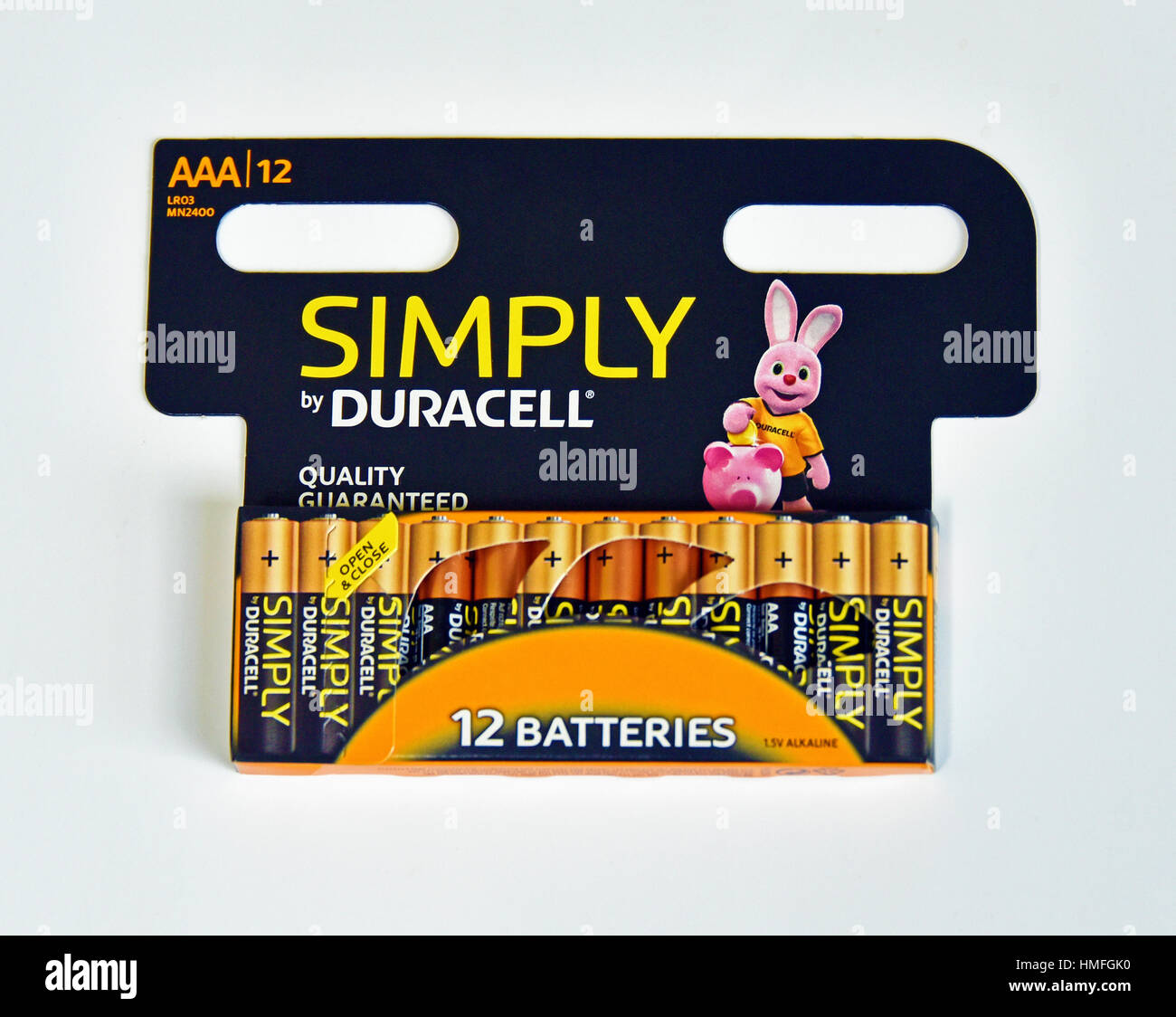 "Einfach durch Duracell". Packung mit 12 AAA 1,5V alkaline-Batterien. Stockfoto