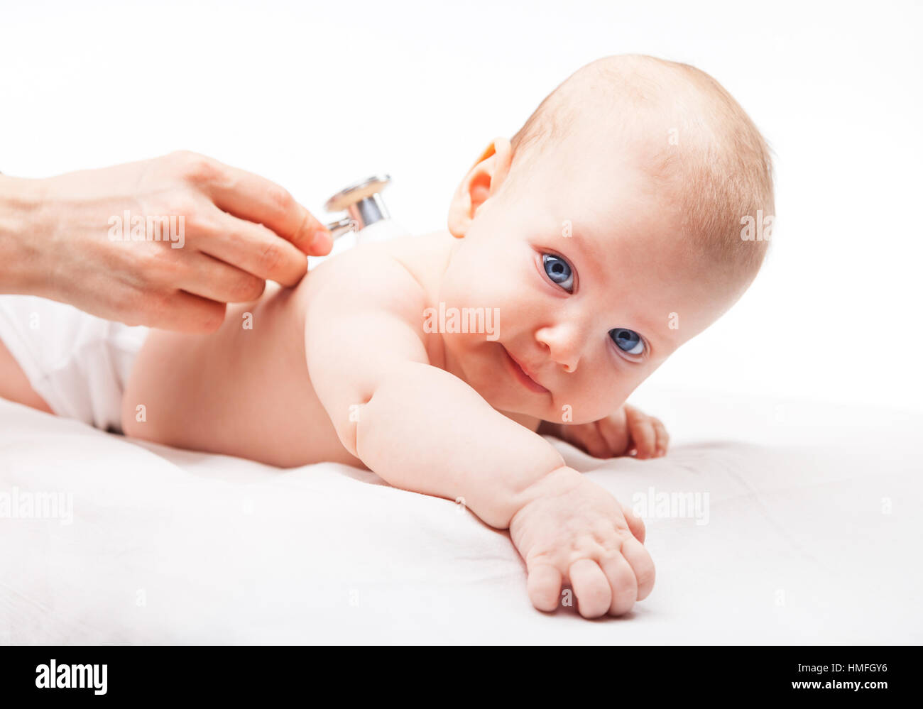 Close-up Schuss von Kinderarzt untersucht drei Monate Babymädchen. Arzt mit einem Stethoskop zum Abhören des Babys Rücken Check-Herz höher schlagen. Kind ist lookin Stockfoto
