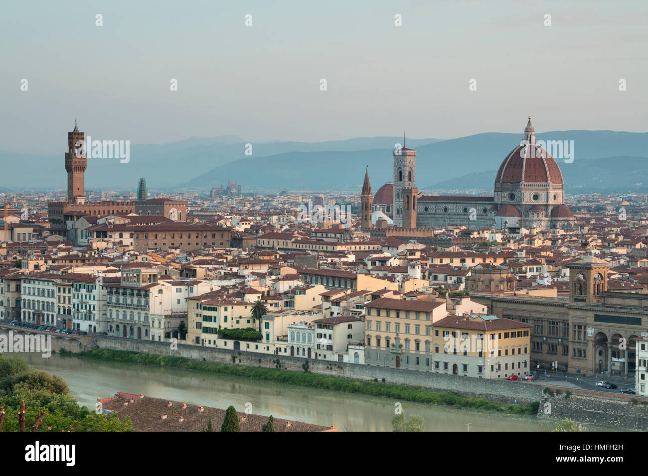 Blick auf den Dom mit Brunelleschi Dom und Palazzo Vecchio von Piazzale Michelangelo, Florenz, Toskana, Italien Stockfoto