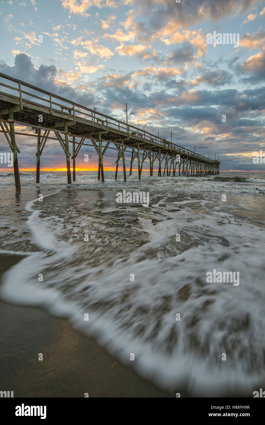 Strand, Meer, Wellen und Pier in Sunrise, Sunset Beach, North Carolina, Vereinigte Staaten von Amerika, Nordamerika Stockfoto