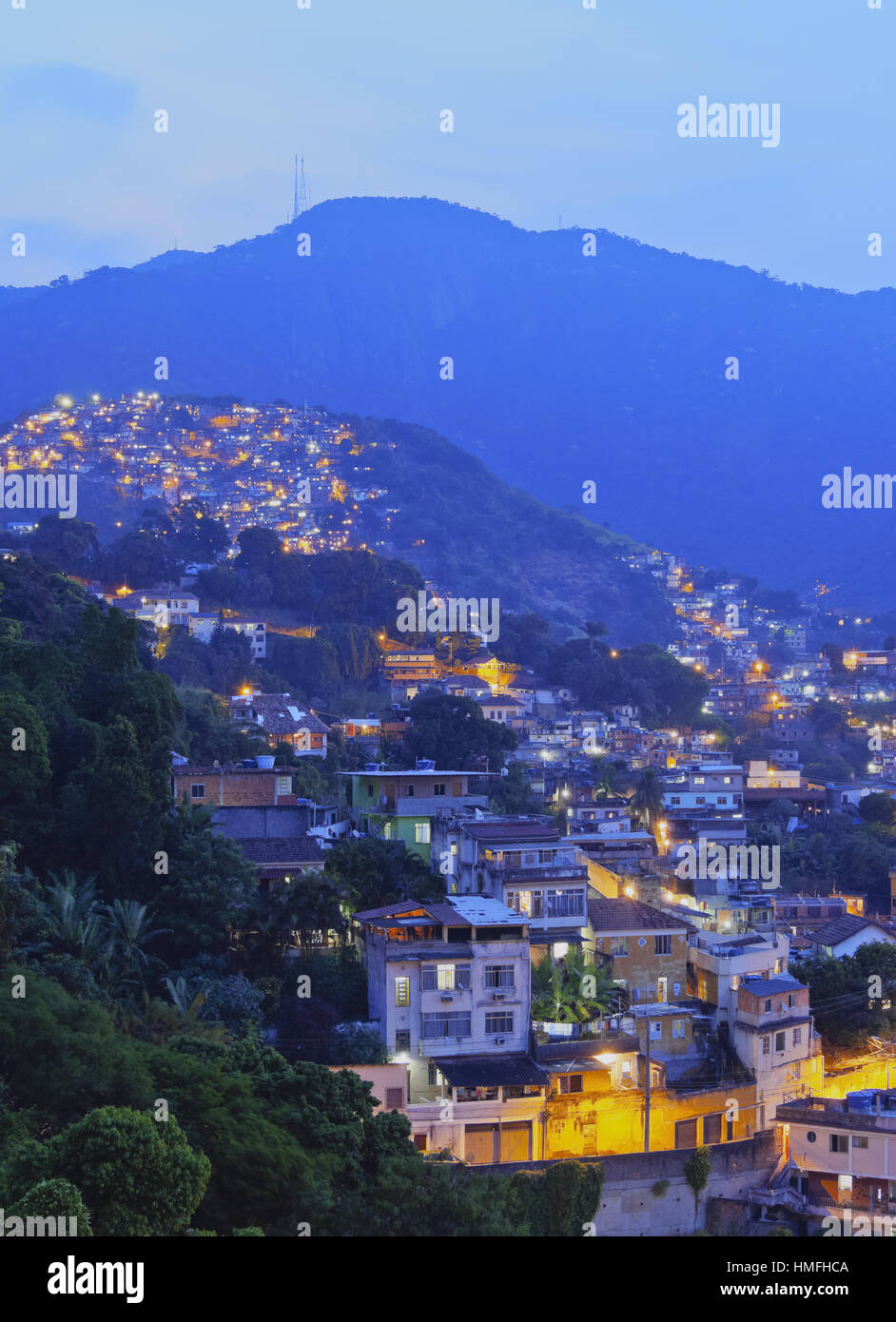 Twilight-Blick auf den Favelas Unidos de Santa Teresa Morro Escondidinho und Morro Dos Prazeres, Rio De Janeiro, Brasilien Stockfoto