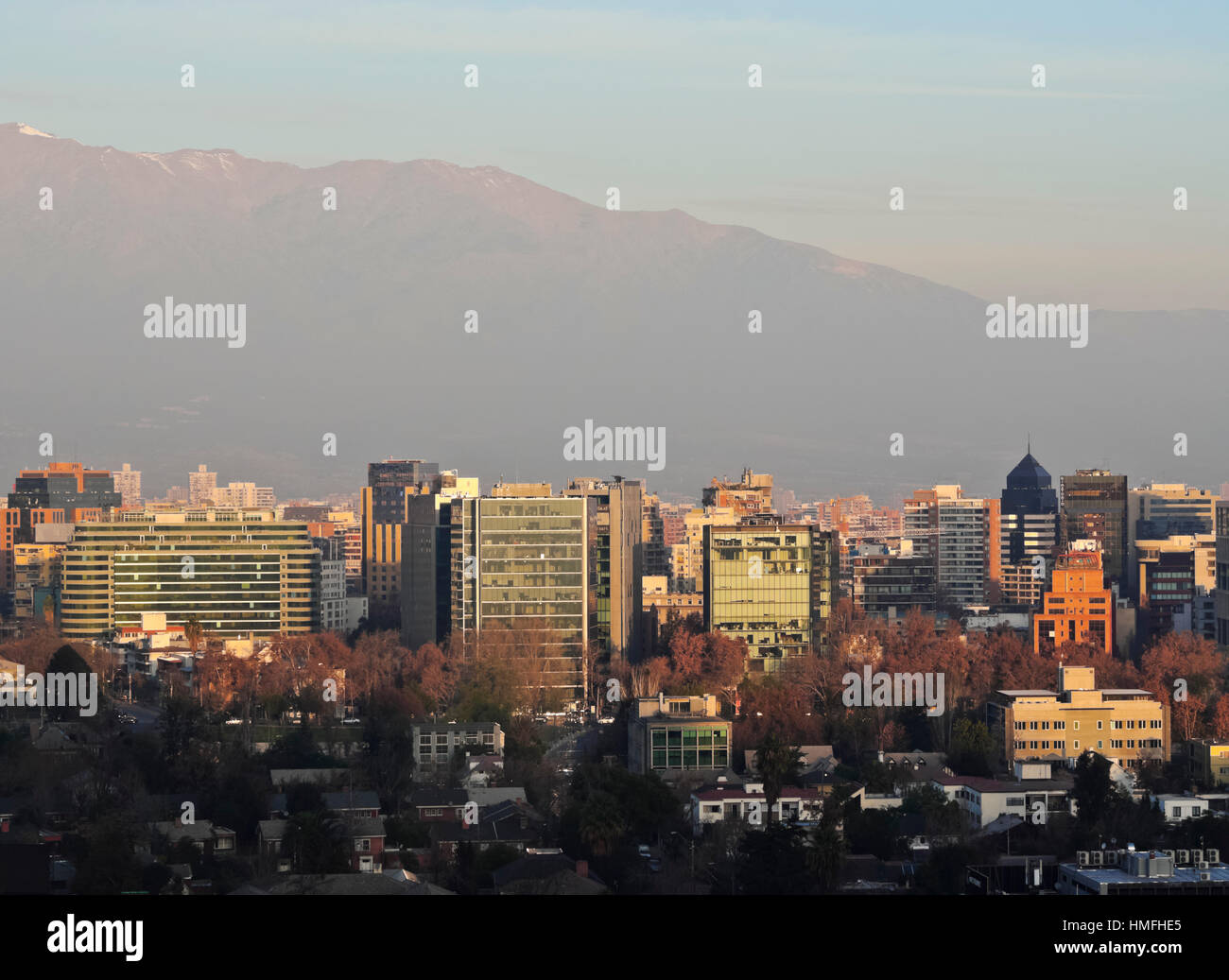 Blick von der Parque Metropolitano gegenüber den Hochhäusern mit den Anden hinter, Santiago, Chile Stockfoto