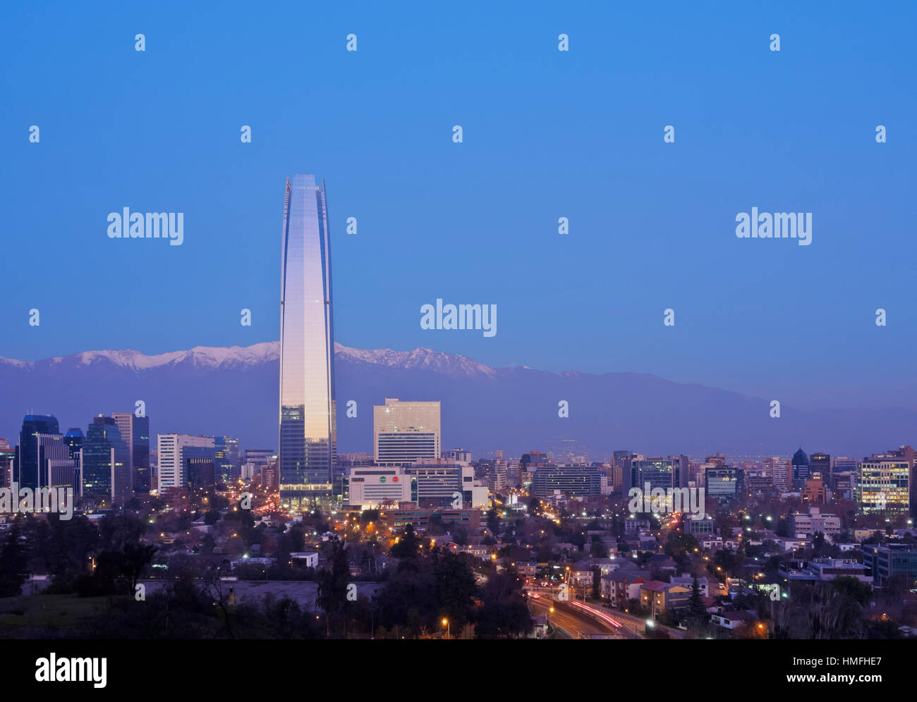 Twilight-Blick von der Parque Metropolitano in Richtung der Hochhäuser und Costanera Center Tower, Santiago, Chile Stockfoto