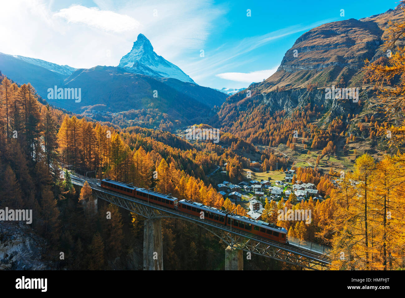 Das Matterhorn 4478m, Findelbach Brücke und der Glacier Express Gornergrat, Zermatt, Valais, Schweizer Alpen, Schweiz Stockfoto