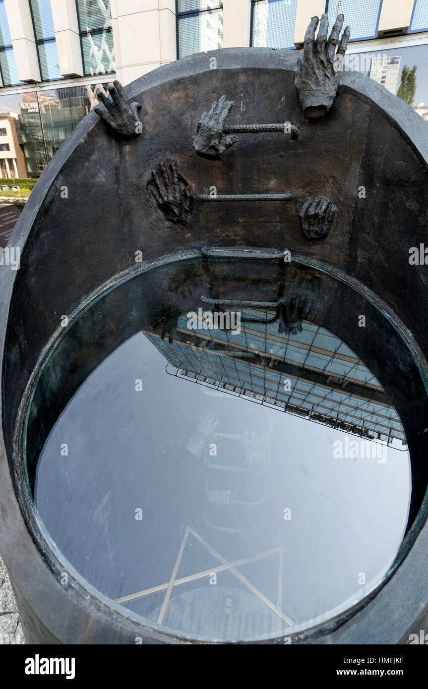 Eines der vielen symbolischen Denkmäler, die im Zusammenhang mit dem Warschauer Aufstand während Weltkrieg 11, wo der polnische Widerstand Heimatarmee Straße kämpfte, Schlachten ag Stockfoto