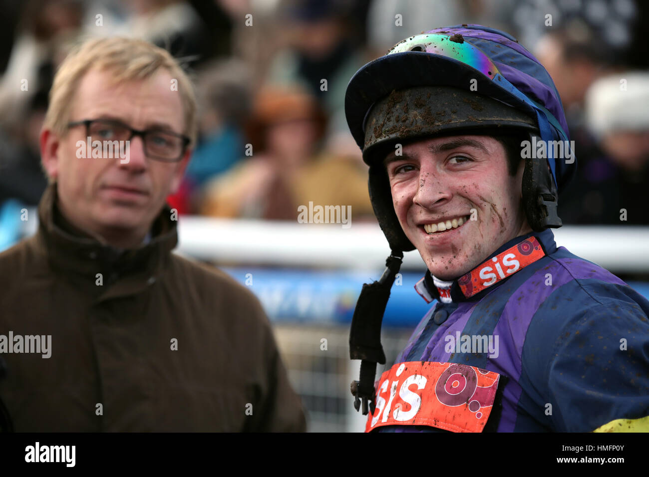 Jockey Gavin Sheehan mit Trainer Warren Greatrex in Chepstow Racecourse. Stockfoto